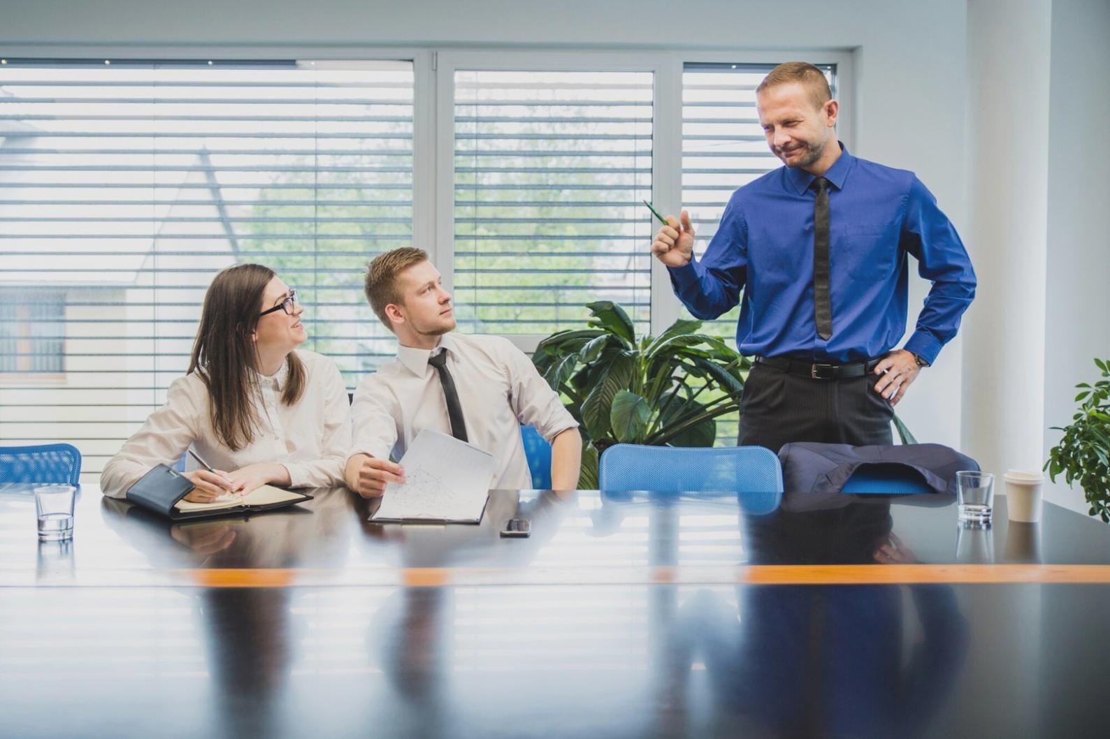 Profesional revisando estrategias financieras para franquicias